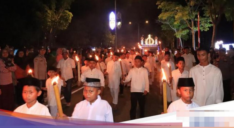 Warga Siak Meriahkan Pawai Obor, Polisi Sukses Atur Lalu Lintas